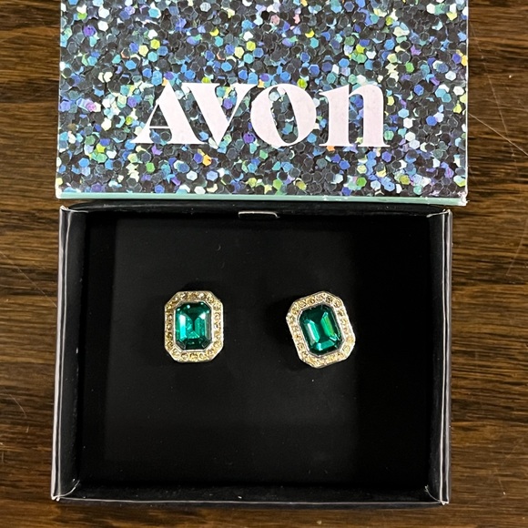 💕 3/$10 Avon “Look of Luxe” Stud Earrings IOB - Picture 1 of 5